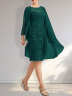 Robe fourreau illusion en mousseline de dentelle arrivant au genou, ornée de volants et de sequins en cascade, idéale pour la mère de la mariée.