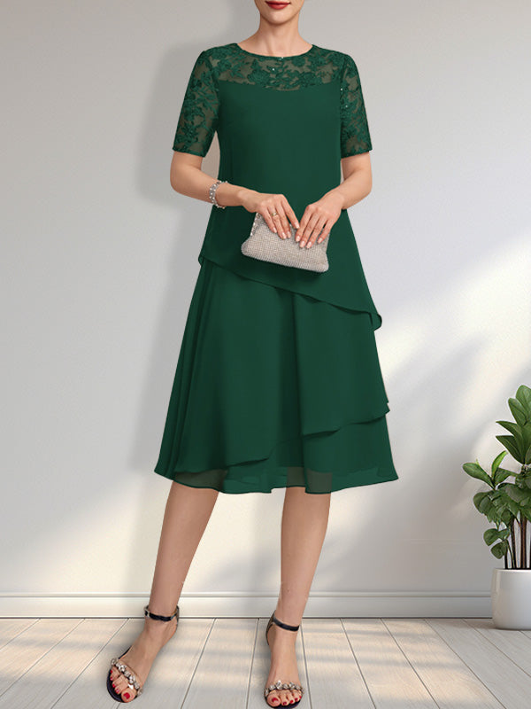Vestido de novia de corte línea A con escote ilusión, largo hasta la rodilla, de encaje y gasa con lentejuelas.