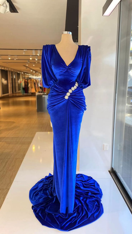Vestido de noche Dubai con escote en V, manga corta, terciopelo, pliegues y apliques, corte sirena azul real, ideal para fiestas de graduación y eventos formales (Y4935)