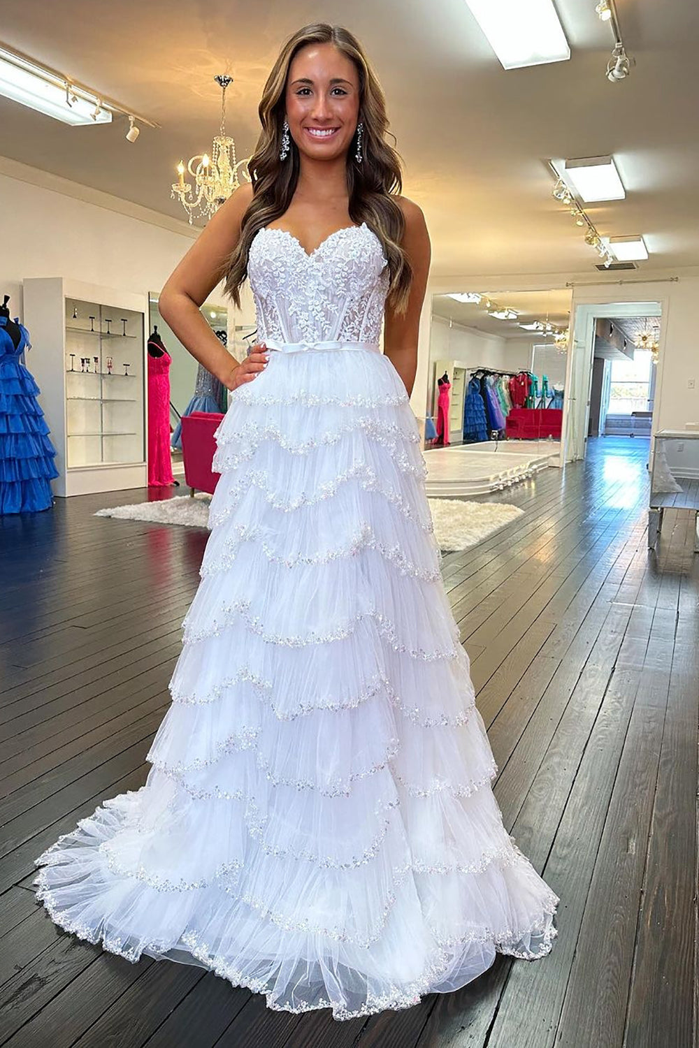 Robe de bal blanche à bretelles spaghetti, coupe princesse, corset et appliques à volants
