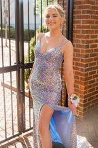 Robe de bal sirène à fines bretelles et sequins clairs, fendue.