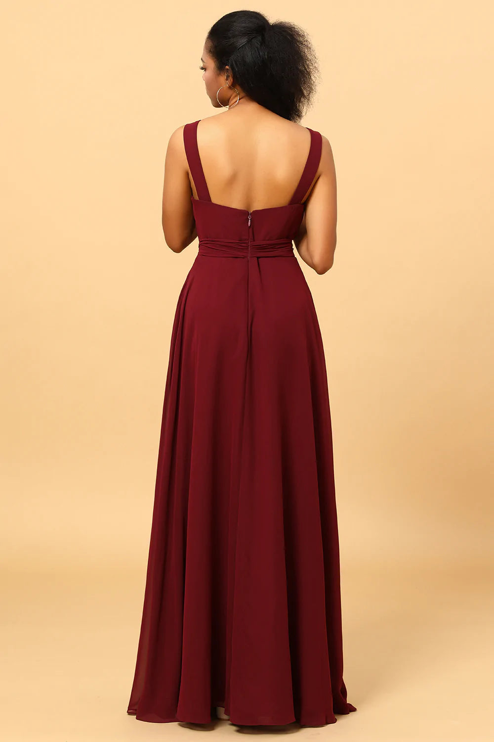 Vestido de dama de honor cruzado de gasa color burdeos con abertura