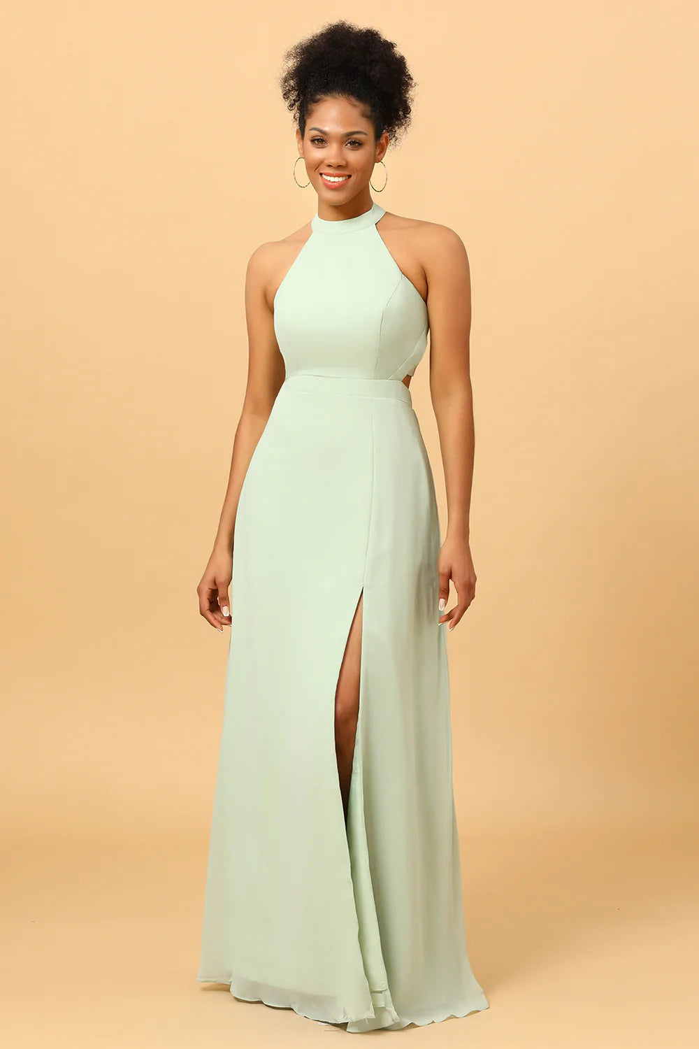 Vestido largo de dama de honor color verde salvia con escote halter y corte en A, espalda descubierta
