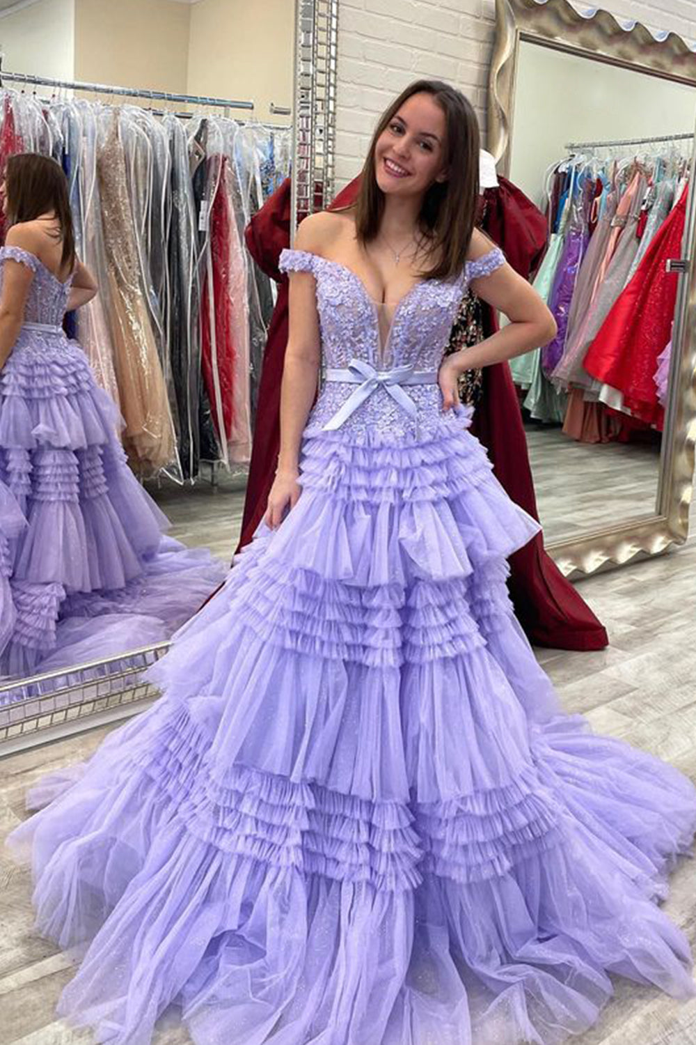 Vestido largo de fiesta rosa claro con escote barco y volantes