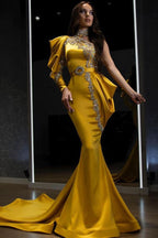 Vestido de fiesta amarillo estilo sirena con escote halter, un solo hombro y manga larga, con cuentas.