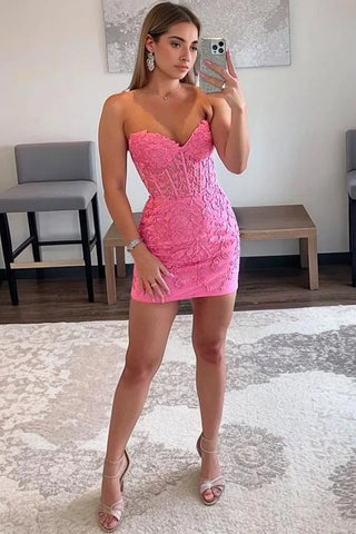 Robe de bal courte et moulante avec appliques