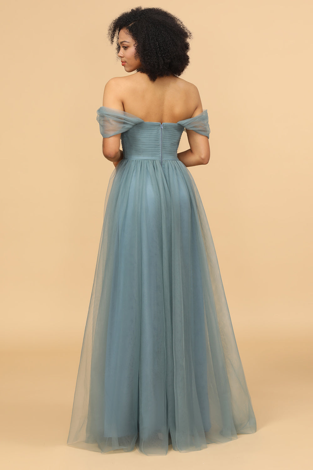 Vestido de dama de honor de tul con hombros descubiertos y volantes