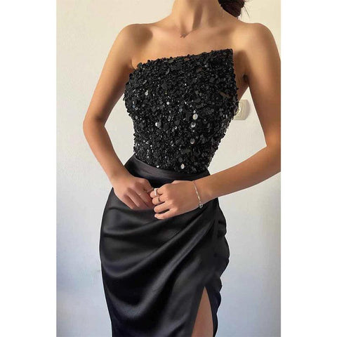 Vestido largo negro de fiesta de graduación con top de lentejuelas sin tirantes y abertura 