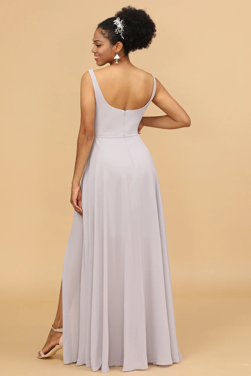 Vestido de dama de honor gris de gasa con escote cuadrado