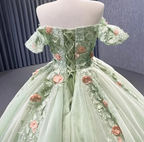 Vestido de quinceañera, baile de gala o evento especial, color verde matcha, con hombros descubiertos, apliques florales, espalda con cordones brillantes, escote barco, modelo Y2190