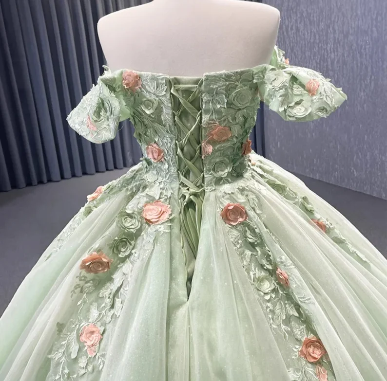 Vestido de quinceañera, baile de gala o evento especial, color verde matcha, con hombros descubiertos, apliques florales, espalda con cordones brillantes, escote barco, modelo Y2190