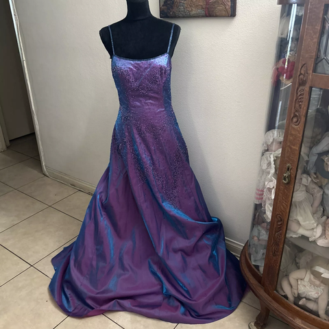 Precioso vestido de noche morado con cuentas, corte en A, tirantes finos, ideal para fiestas y graduaciones (Y7955)