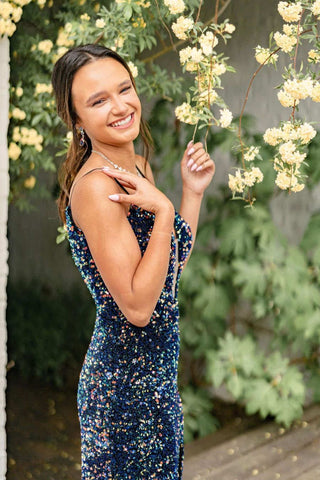 Vestido de fiesta azul marino azul marino con escote sirena pronunciado y abertura lateral