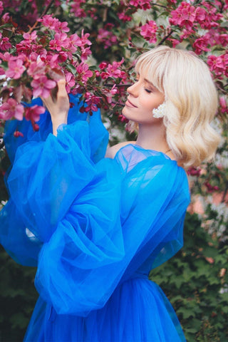 Robe de bal trapèze en satin et tulle, manches longues et fente.