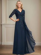 Vestido de novia de corte línea A, cuello en V, largo hasta el suelo, de encaje y gasa, con lentejuelas y volantes en cascada. 