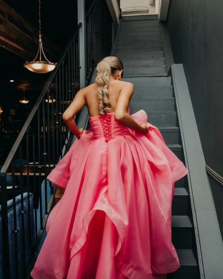 Vestido de fiesta de organza rosa claro, corte en A, sin tirantes