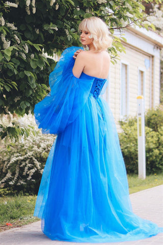 Robe de bal trapèze en satin et tulle, manches longues et fente.