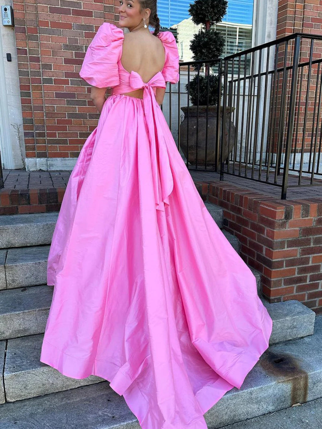 Lynette | Vestido de fiesta fucsia de corte en A con escote cuadrado y mangas abullonadas
