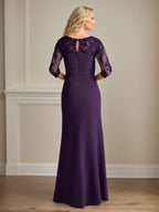 Vestido de madrina de la novia color ciruela, de encaje elástico y corte sirena. 