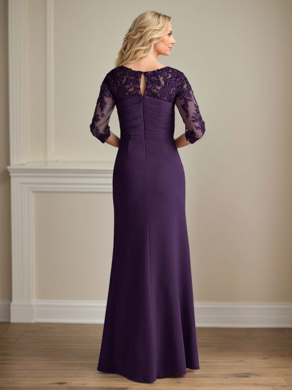 Vestido de madrina de la novia color ciruela, de encaje elástico y corte sirena. 