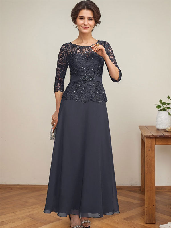Vestido de novia corte A, escote redondo ilusión, largo hasta el tobillo, de gasa y encaje, con pedrería y detalles de diamantes de imitación. 
