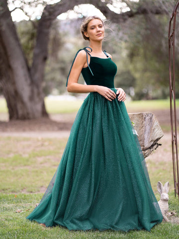 Robe de bal longue en velours et tulle à fines bretelles