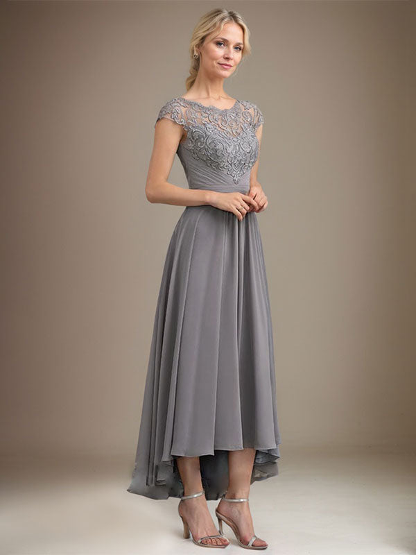Vestido de novia de corte asimétrico, corte en A, escote ilusión, encaje y gasa con pliegues. 