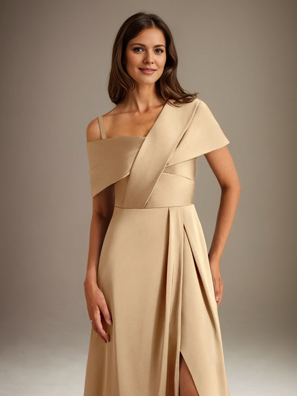 Robe de mère de la mariée en satin, coupe trapèze, décolleté asymétrique et plis. 