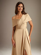 Robe de mère de la mariée en satin, coupe trapèze, décolleté asymétrique et plis. 