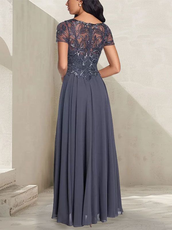 Vestido largo de corte A, color gris carbón, con escote redondo y detalles de pedrería, ideal para la madre de la novia.