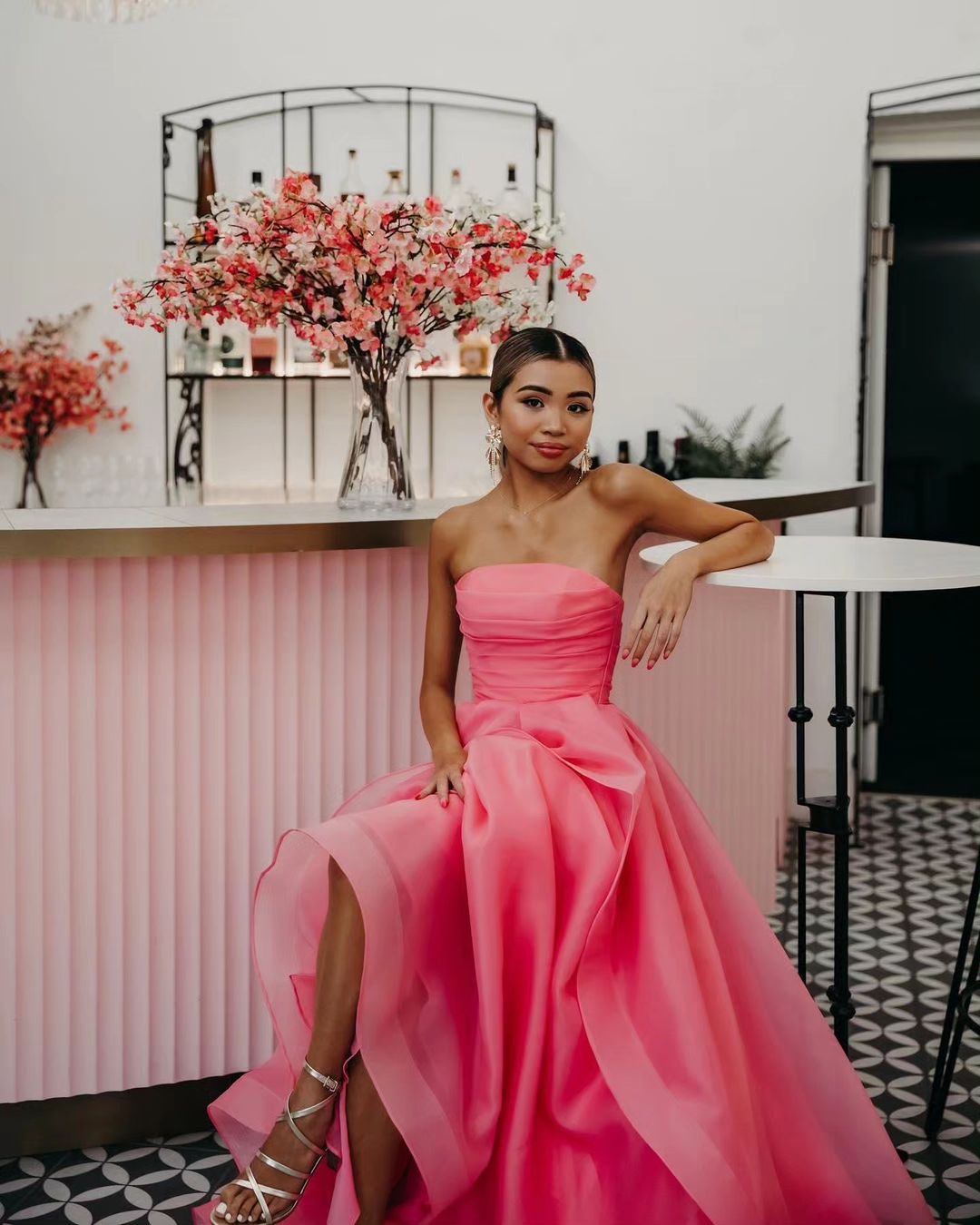 Vestido de fiesta de organza rosa claro, corte en A, sin tirantes