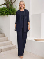 Vestido de novia de gasa con encaje y lentejuelas, estilo mono/traje pantalón, largo hasta el suelo, con escote redondo.