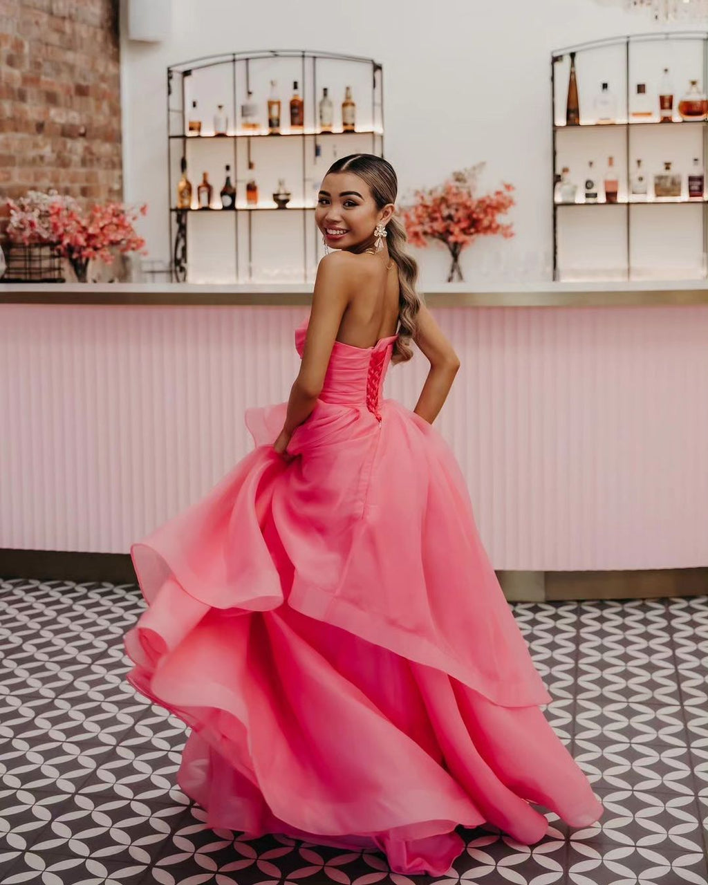 Vestido de fiesta de organza rosa claro, corte en A, sin tirantes