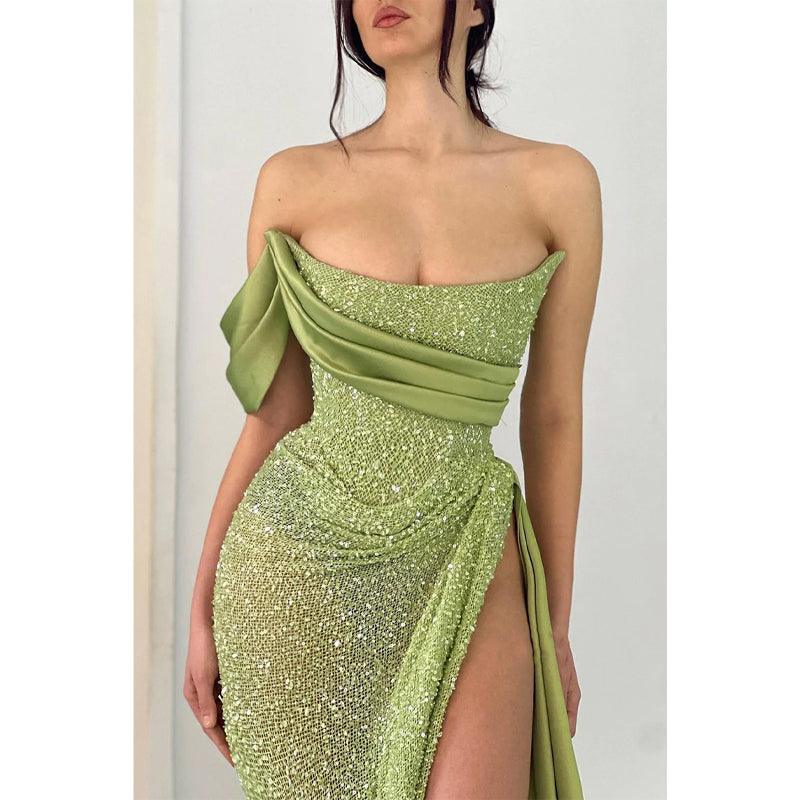Vestido de fiesta largo verde con abertura alta y sin tirantes