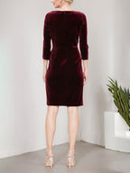 Robe fourreau courte en velours avec décolleté cache-cœur, jupe cascade et ornement aux hanches 