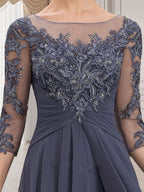 Robe de mariée en mousseline de dentelle, coupe trapèze, décolleté illusion, longueur au sol, avec volants cascade, idéale pour la mère de la mariée.