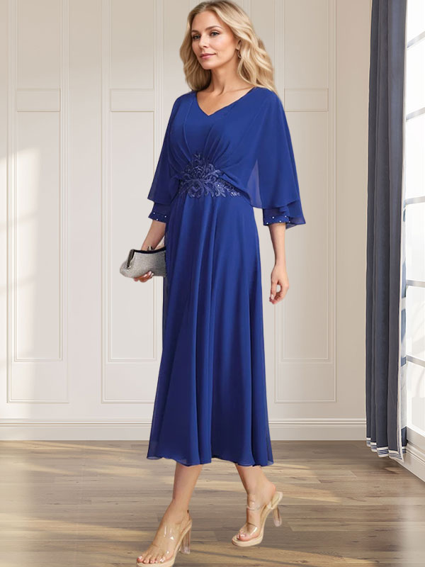 Robe de mariée trapèze en mousseline de soie, longueur thé, col en V, ornée de sequins plissés, d'appliques de dentelle et de perles. 