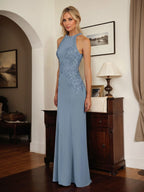 Vestido largo azul grisáceo de corte recto con cuello halter para la madre de la novia con apliques