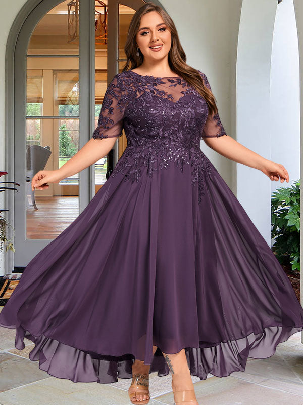 Robe de mère de la mariée asymétrique en mousseline de soie et dentelle, coupe trapèze, décolleté illusion, ornée de sequins 