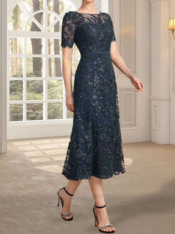 Vestido de novia de encaje con lentejuelas, corte en A, escote redondo ilusión y largo hasta la rodilla.