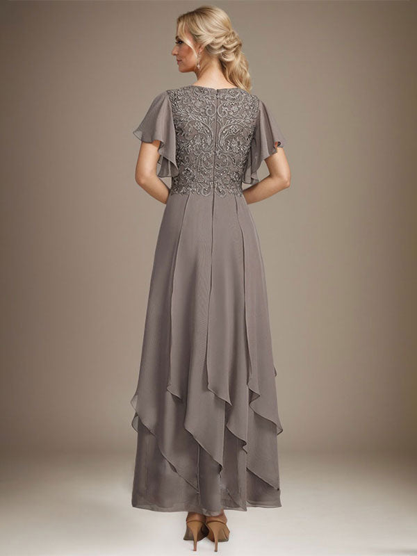 Vestido de novia de corte línea A, escote en V, largo hasta el tobillo, de gasa de encaje con volantes en cascada. 