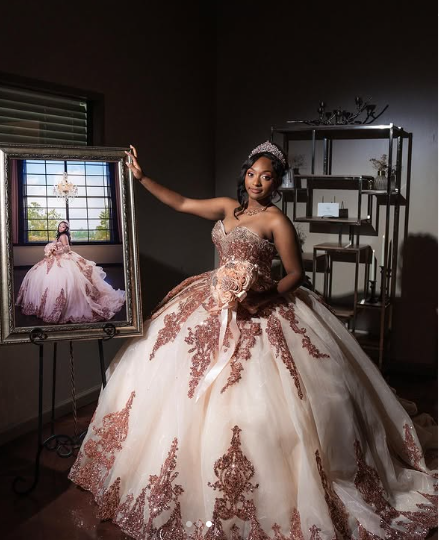 Vestido de princesa con escote corazón y falda vaporosa en oro rosa, ideal para quinceañeras (16 años), con apliques de cuentas (Y827)