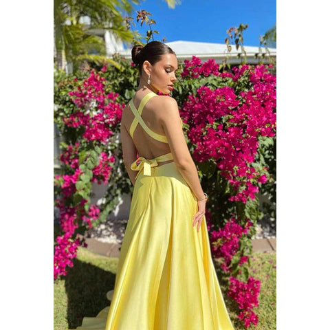 Vestido de fiesta de corte A con escote en V profundo, tirantes cruzados y abertura