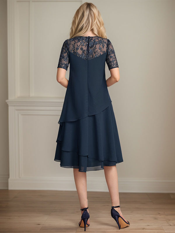 Vestido de novia de corte línea A con escote ilusión, largo hasta la rodilla, de encaje y gasa con lentejuelas.