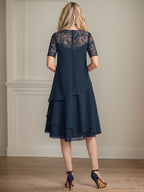 Vestido de novia de corte línea A con escote ilusión, largo hasta la rodilla, de encaje y gasa con lentejuelas.