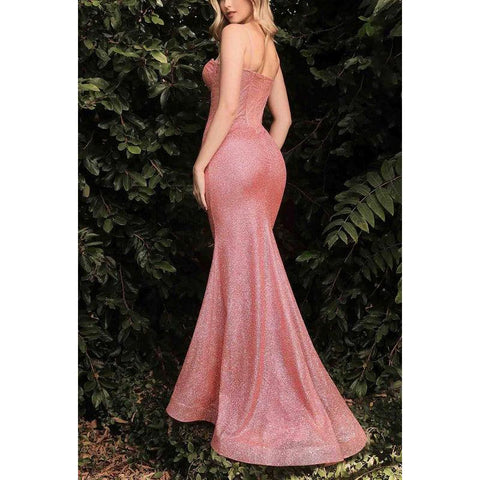 Vestido de noche largo de sirena con tirantes finos y lentejuelas y escote en forma de corazón