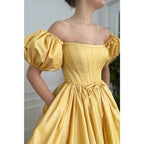 Robe de bal longue bustier en satin jaune à manches courtes et fente haute avec poches 
