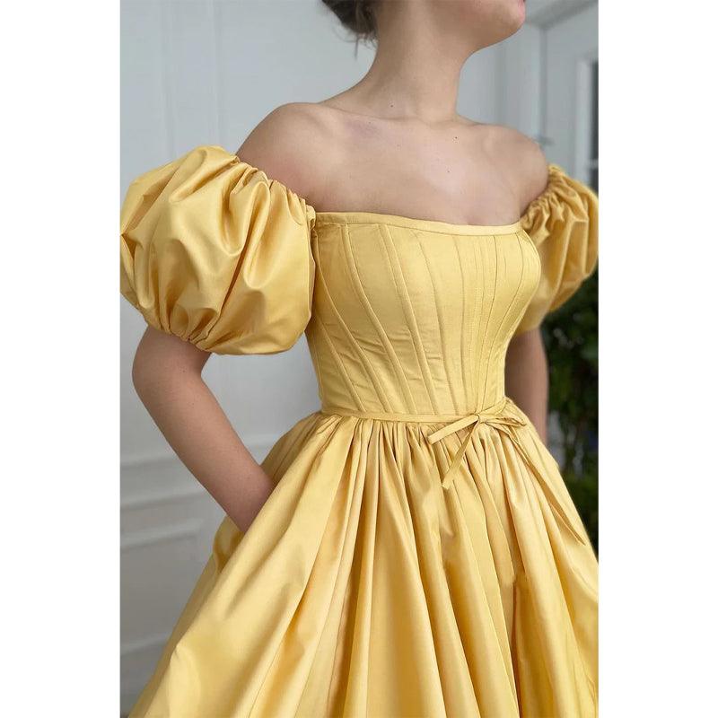Robe de bal longue bustier en satin jaune à manches courtes et fente haute avec poches 