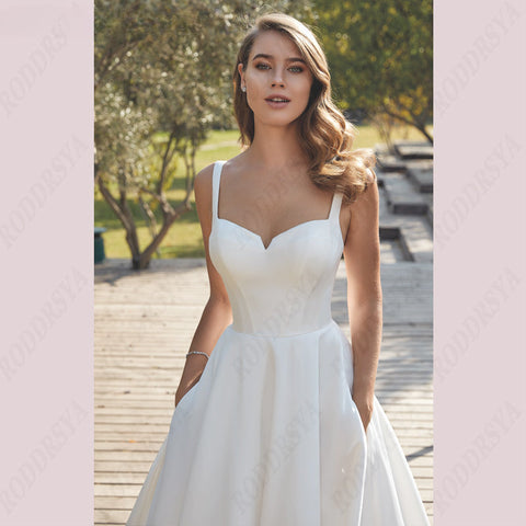 Robes de mariée civiles à col en V, col carré, en satin, coupe trapèze, dos nu, boutons, bretelles spaghetti, pour la mariée et son cortège. 