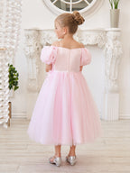 Vestido de niña de las flores de largo midi con mangas abullonadas, hombros descubiertos, apliques florales 3D y tul. 